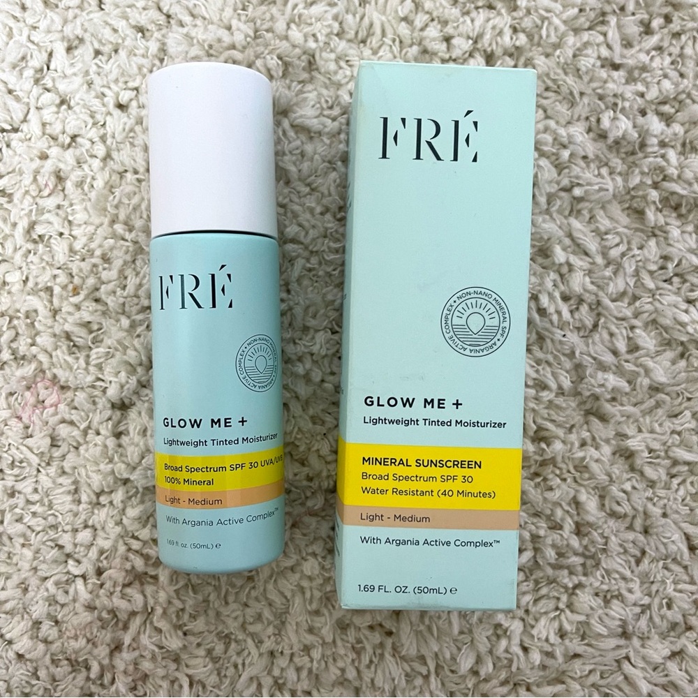 FRÉ Glow Me+ Lightweight Tinted Moisturizer -light medium